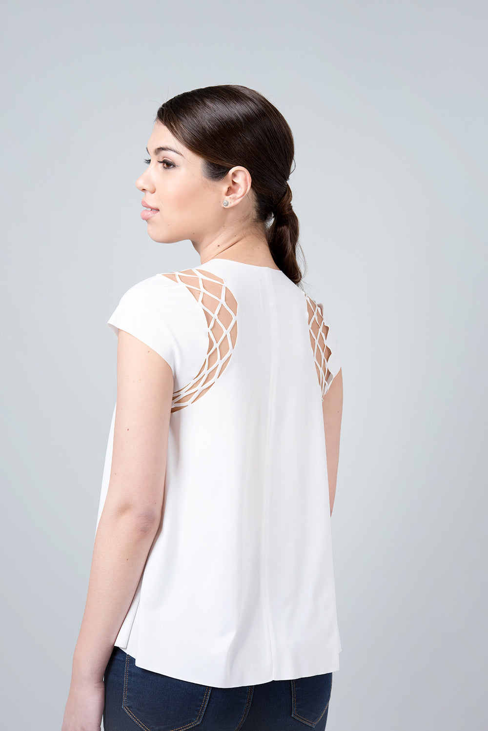 Gamma shirt - a white shirt with a special cut on the shoulder