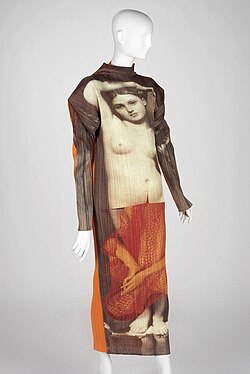 איסי מיאקי מעצב אופנה יפני-Yasumasa_Morimura_for_Issey_Miya ke,_printed_polyester,_1997_02 (איסי מיאקי מעצב אופנה)