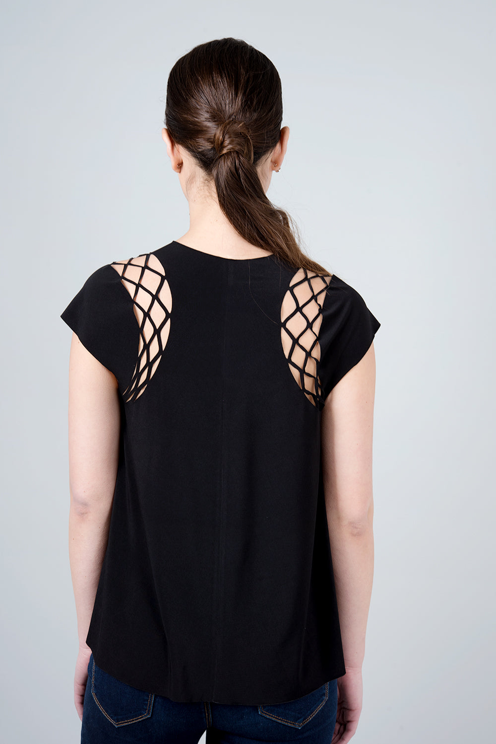 חולצת גמא - חולצה שחורה עם חיתוך מיוחד בכתף