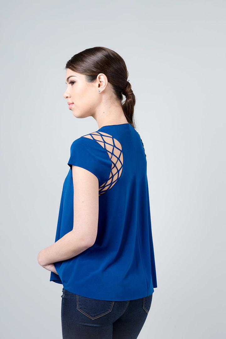 חולצת גמא - חולצה כחולה עם חיתוך מיוחד בכתף