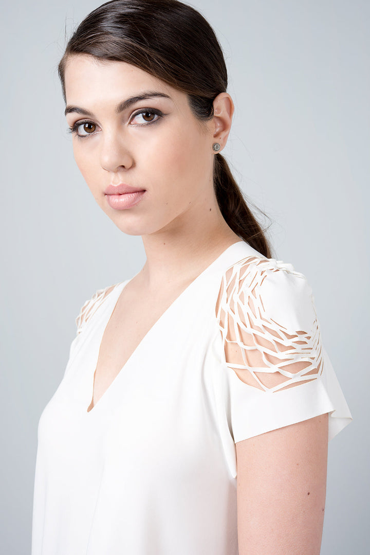 White delta shirt - hexagonal shirt on the shoulder 