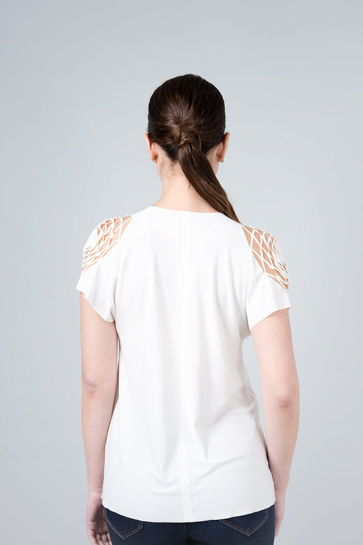 White delta shirt - hexagonal shirt on the shoulder 