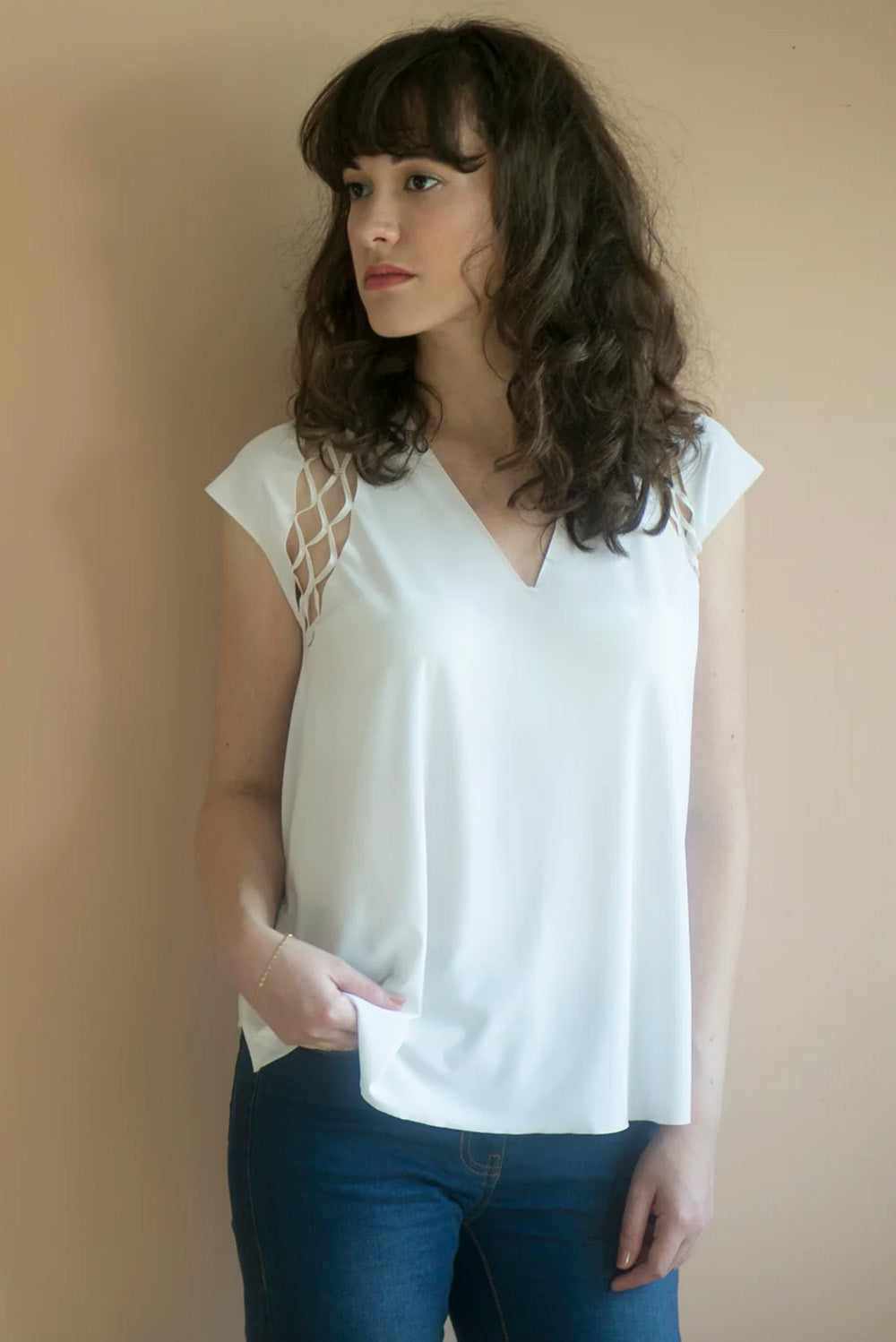 חולצת גמא - חולצה לבנה עם חיתוך מיוחד בכתף