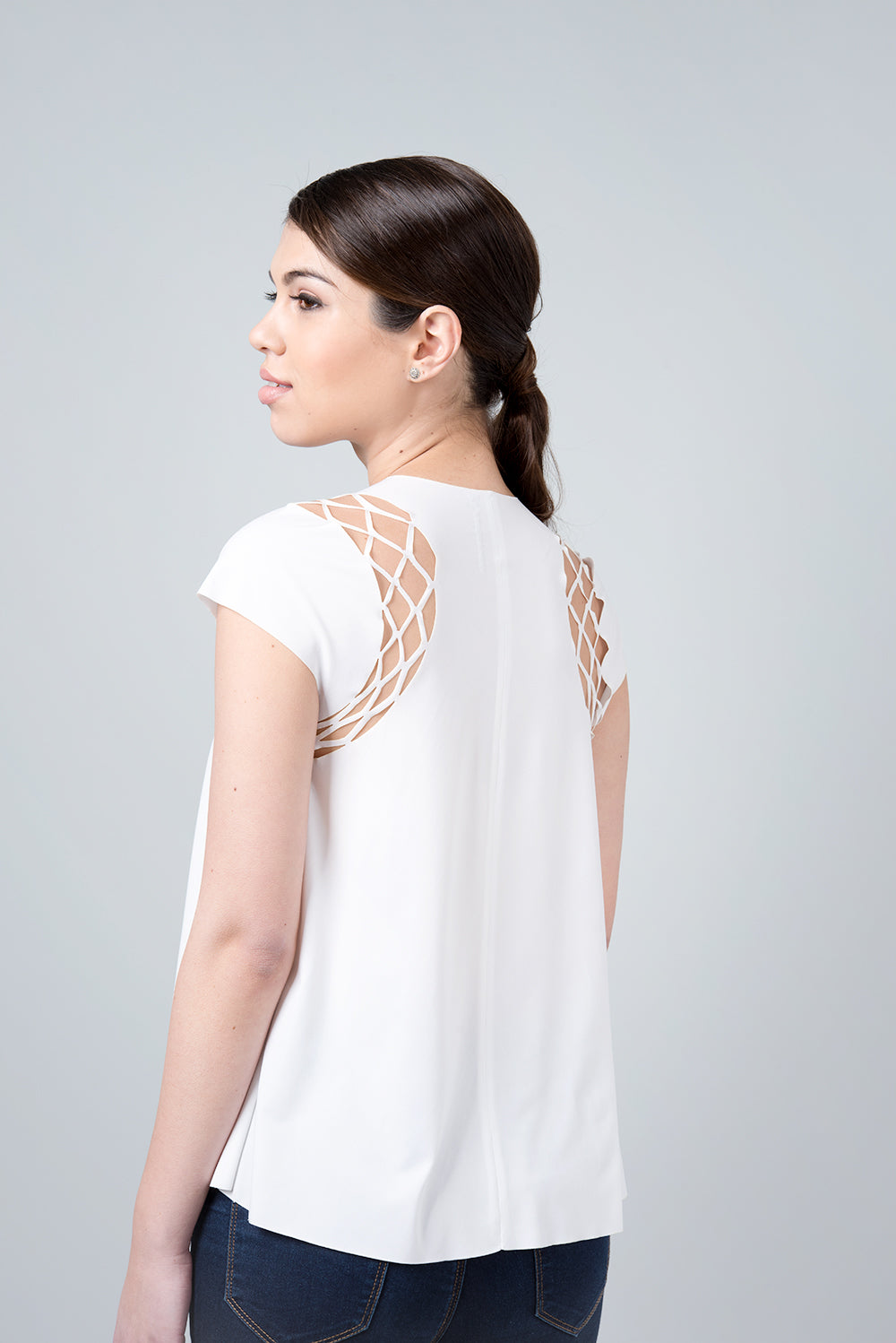 חולצת גמא - חולצה לבנה עם חיתוך מיוחד בכתף
