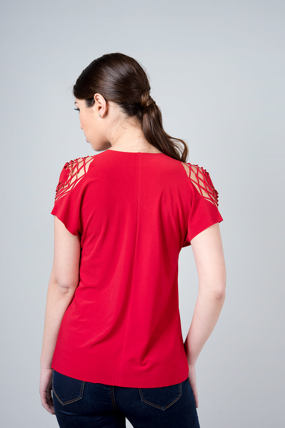חולצת דלתא אדומה - חולצת משושים בכתף