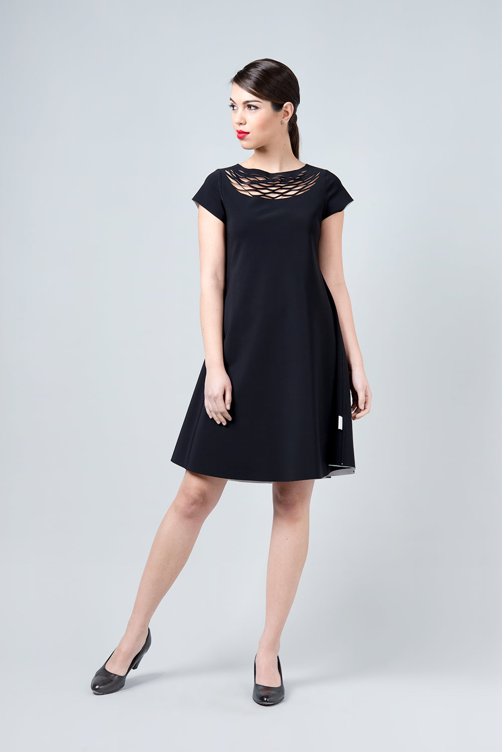 שמלה דו צדדית שחור לבן - שמלת אומגה אינסייד אאוט
